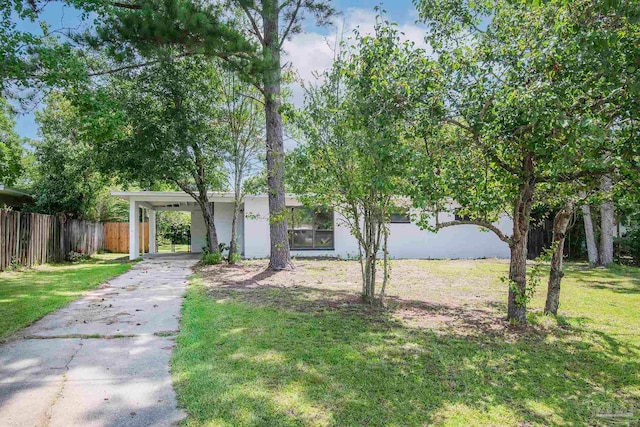 view of front facade featuring a carport and a front yard