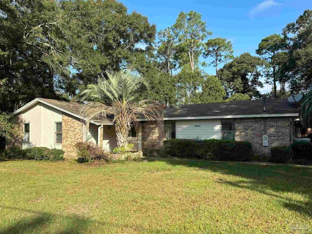 single story home with a front lawn