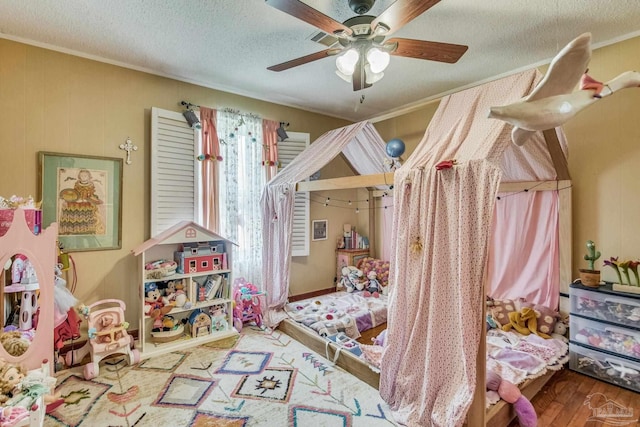 rec room featuring hardwood / wood-style floors, a textured ceiling, and ceiling fan