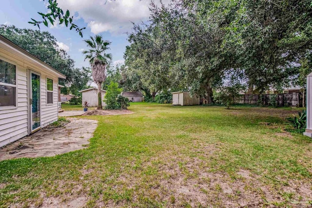 view of yard featuring a shed