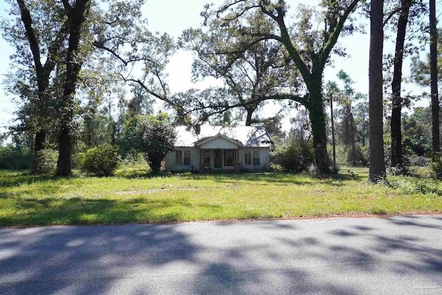 view of front of house with a front yard