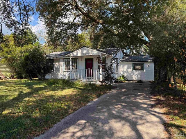 ranch-style house with a front yard