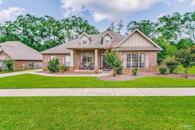 craftsman inspired home with a front lawn and a porch