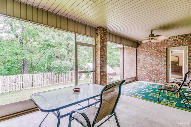 sunroom with ceiling fan