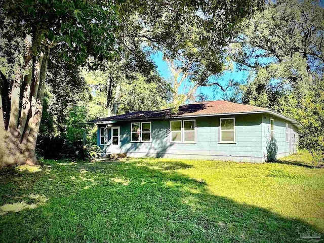 single story home with a front yard