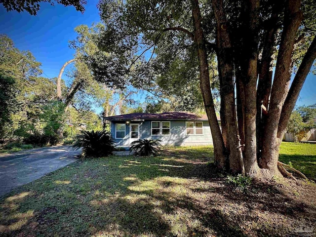 view of front of home featuring a front yard