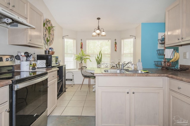 kitchen with an inviting chandelier, a peninsula, black microwave, under cabinet range hood, and electric stove