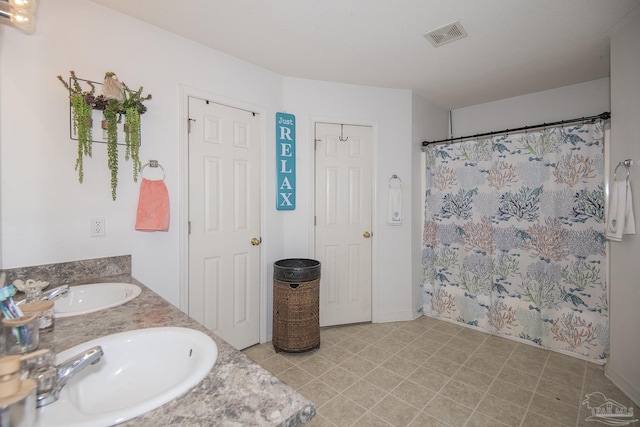 full bathroom featuring a sink, baseboards, curtained shower, and visible vents