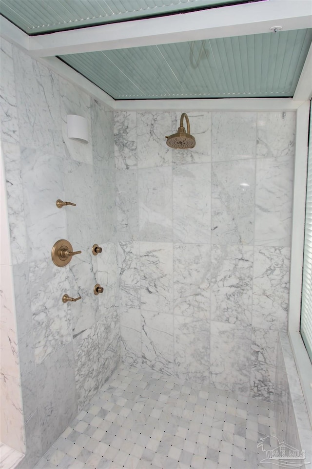 bathroom featuring tiled shower