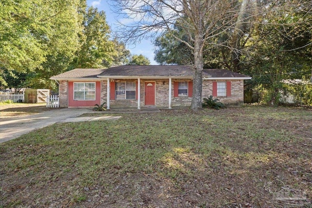 single story home featuring a front lawn