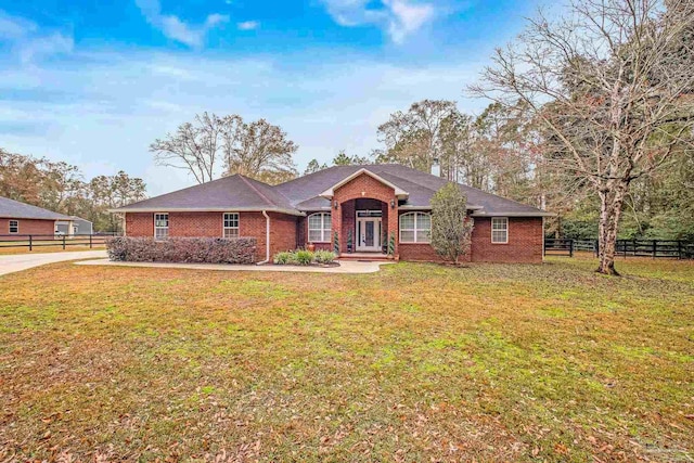 single story home featuring a front lawn