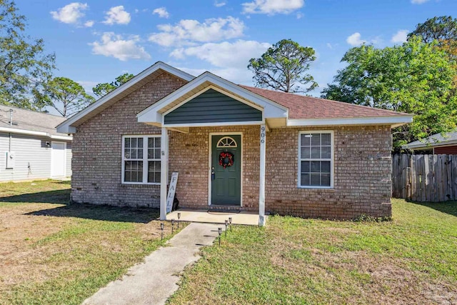 view of front of house featuring a front lawn