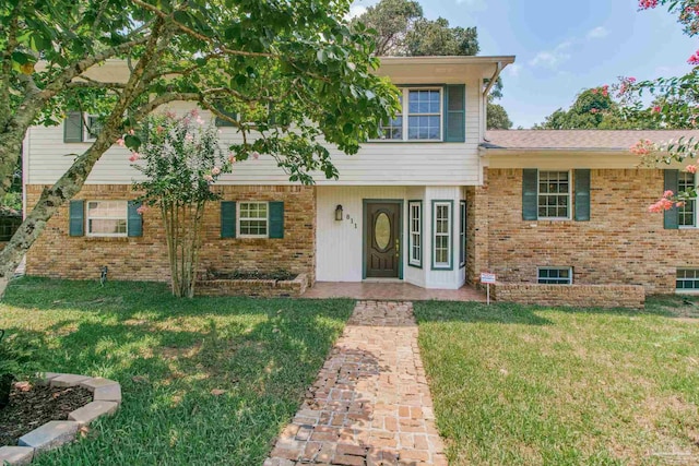 view of front of property featuring a front lawn