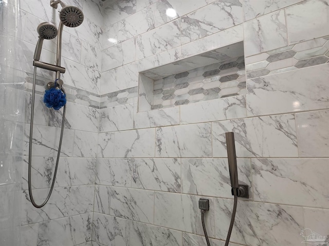 bathroom featuring a tile shower