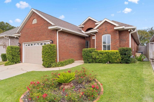 view of front of home featuring a front yard