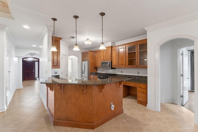 kitchen featuring stainless steel appliances, ornamental molding, and a breakfast bar