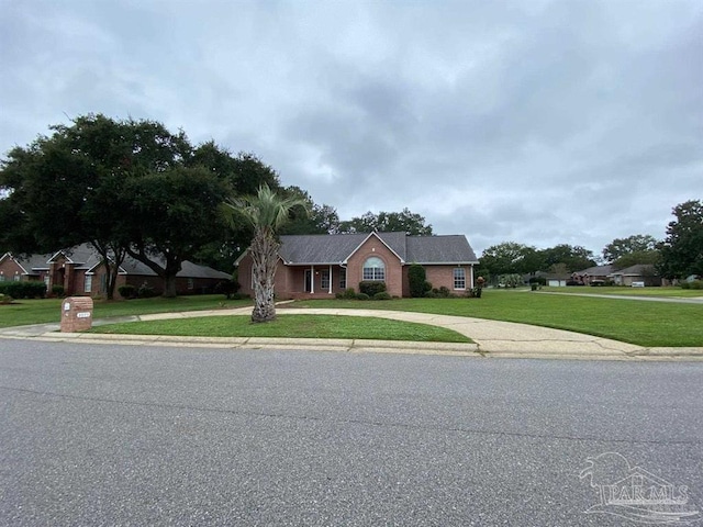 view of front facade with driveway and a front yard