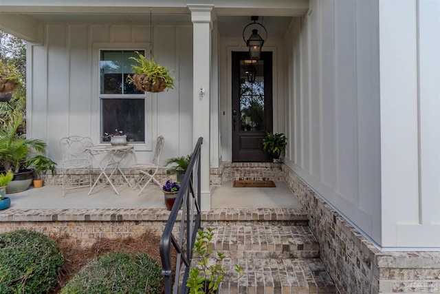 920 W Chase St, Pensacola, FL 32502 - view of exterior entry with a porch