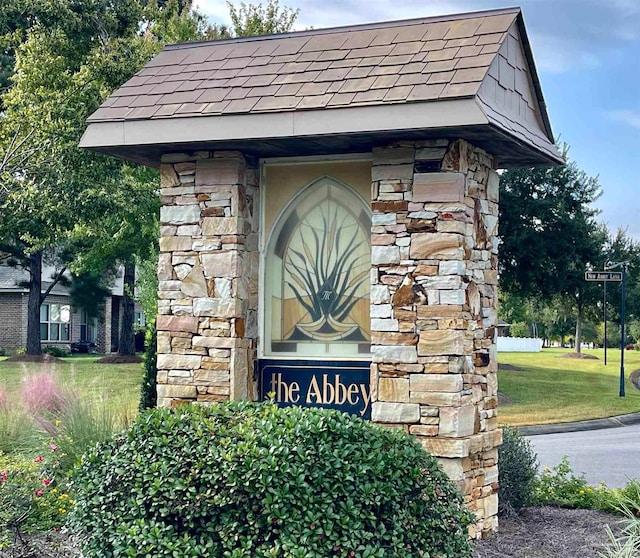 community / neighborhood sign featuring a lawn