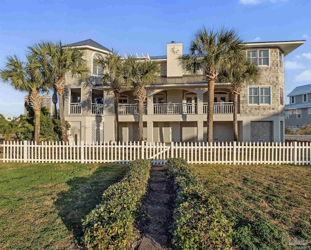 view of front of property featuring a front yard