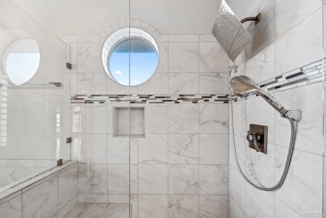 bathroom featuring tiled shower