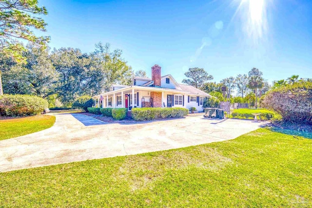 view of front of property with a front yard