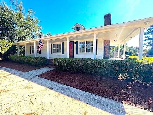 ranch-style home with a porch