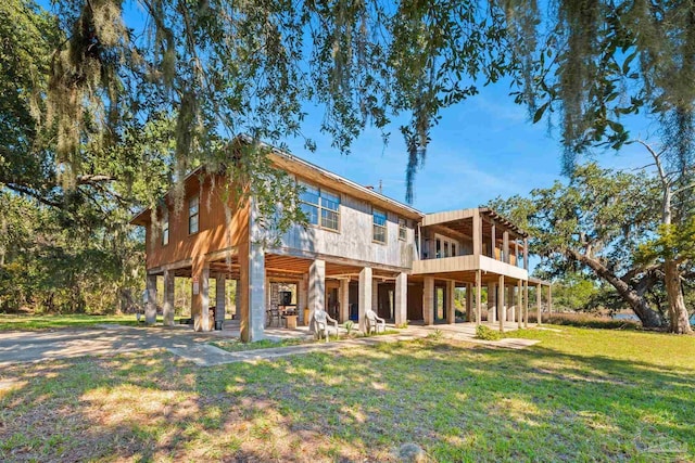 view of front facade featuring a patio and a front lawn