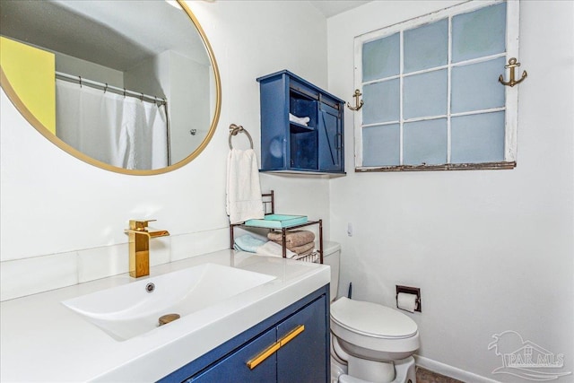 full bathroom featuring curtained shower, baseboards, vanity, and toilet