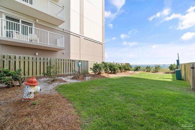 view of yard featuring a balcony