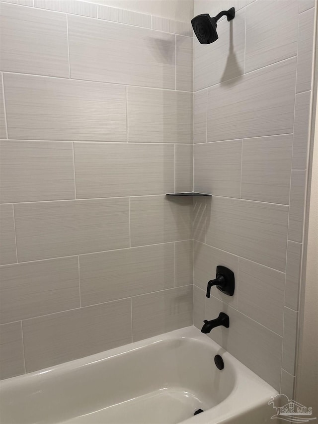 bathroom with tiled shower / bath