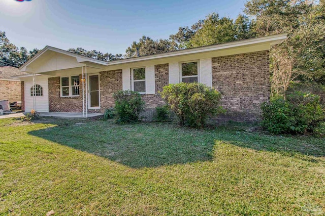 single story home featuring a front lawn