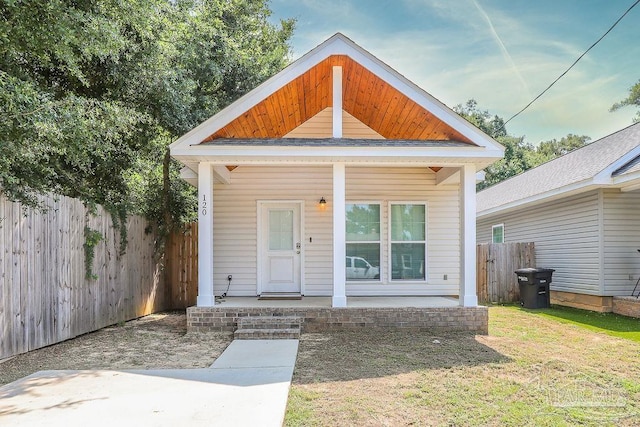 view of front facade featuring a front lawn