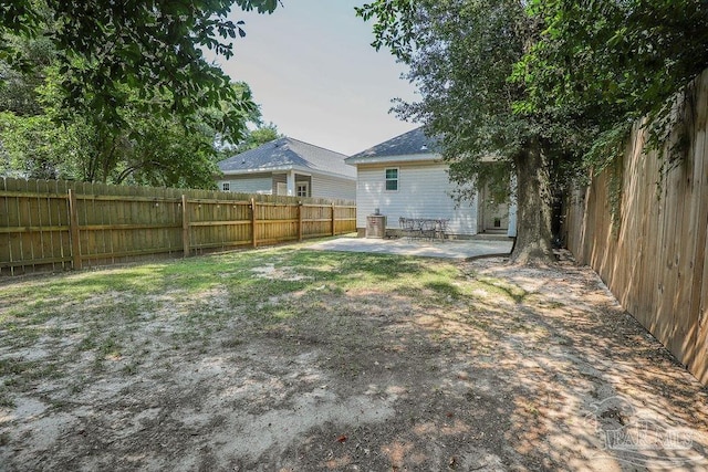 view of yard featuring a patio area