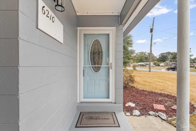 property entrance featuring a yard