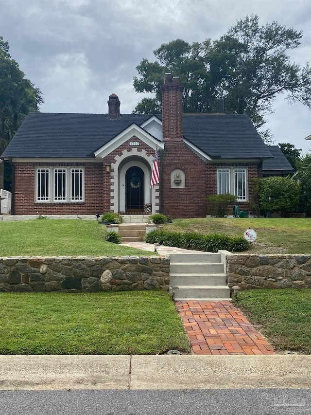 view of front facade featuring a front yard