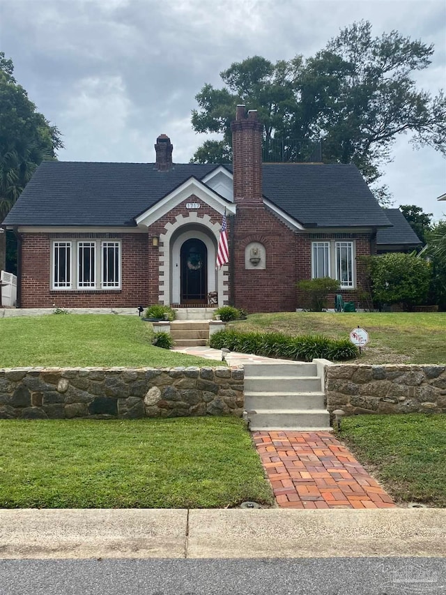 view of front of property featuring a front lawn