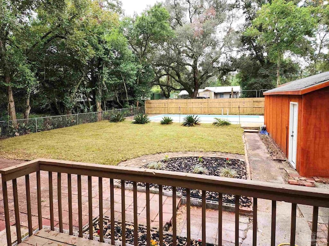 view of yard featuring a storage shed