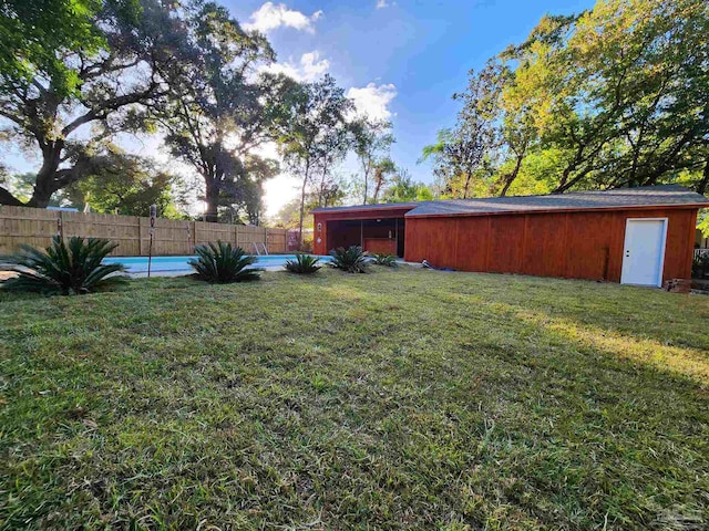 view of yard featuring a fenced in pool