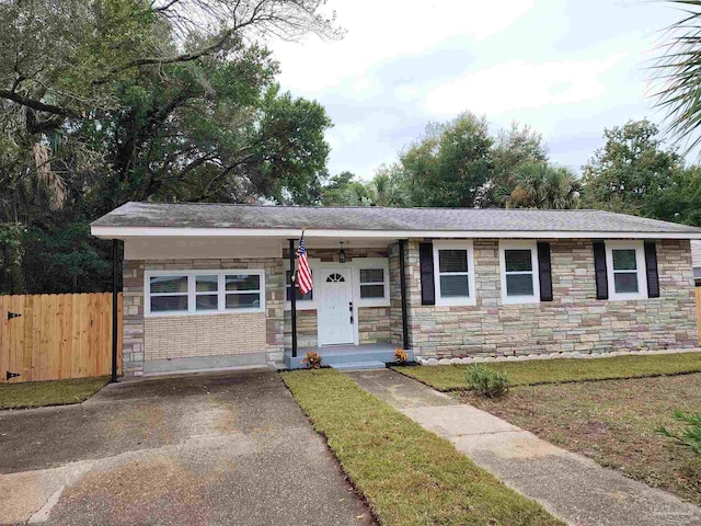 single story home with a porch