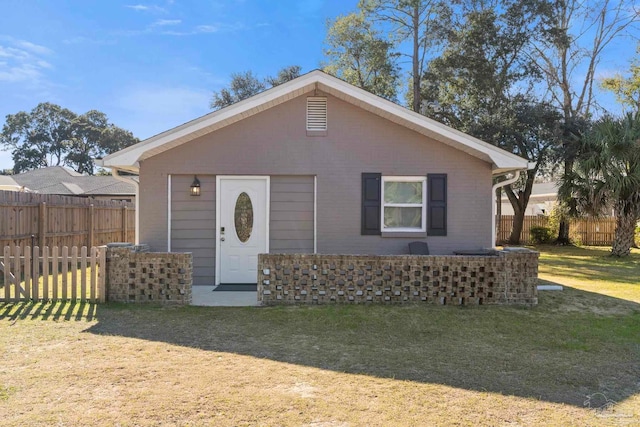 view of front of property featuring a front lawn