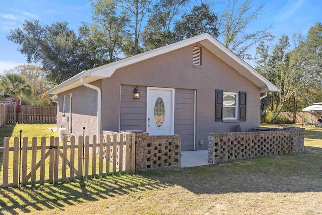 single story home featuring a front lawn