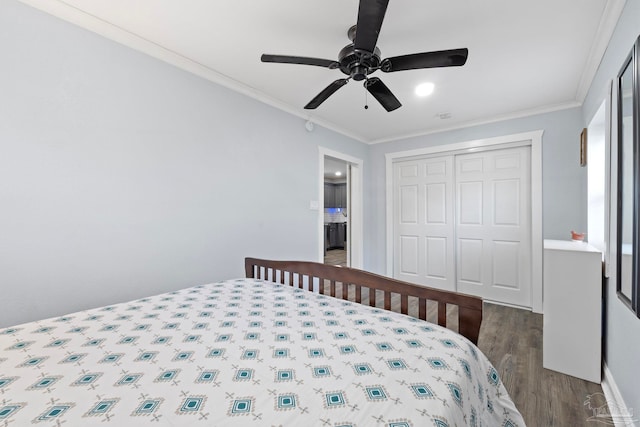 bedroom with ornamental molding, dark wood-type flooring, ceiling fan, and a closet