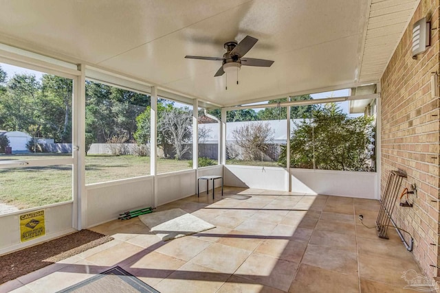 sunroom with ceiling fan