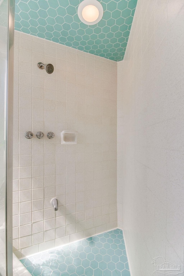 bathroom featuring tiled shower