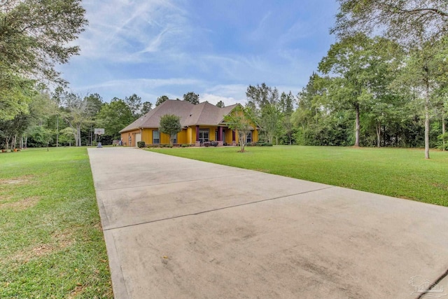 view of front of property featuring a front lawn and concrete driveway