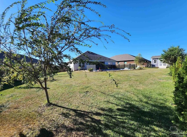 view of yard featuring an outbuilding