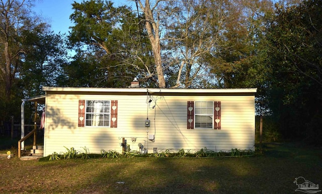 view of front facade featuring a front yard