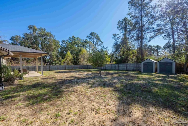 view of yard featuring a storage unit