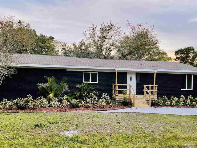 single story home with a front lawn